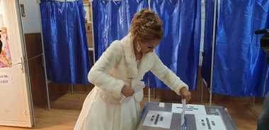 Timiş: Un mire şi mireasa lui au făcut primul drum ca soţ şi soţie la secţia de votare