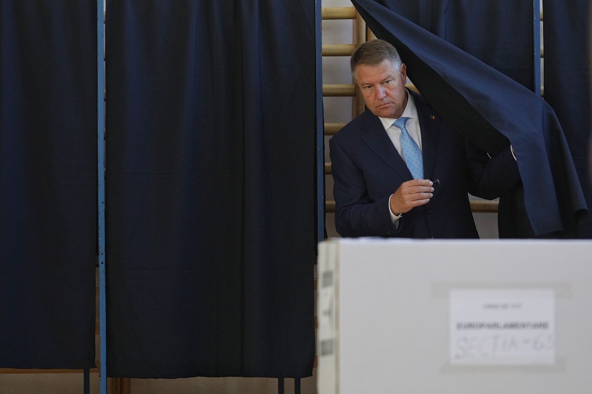 Iohannis, după ce a votat: Astăzi puteţi să începeţi să schimbaţi România. Nu lăsaţi pe alţii să decidă pentru voi! - FOTO