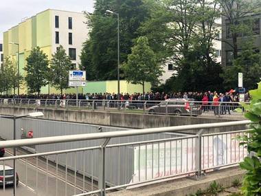 MAE, despre aglomeraţia din străinătate: Au fost situaţii punctuale când au ajuns simultan cinci autocare cu alegători sau momente când urnele de vot au fost umplute şi s-a aşteptat schimbarea lor
