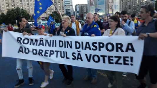 Protest în Piaţa Victoriei: Câteva sute de persoane scandează „lăsaţi-i să voteze”