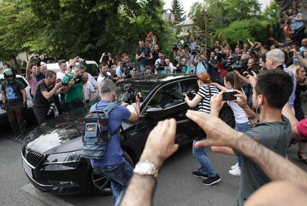 Zeci de oameni au strigat „La puşcărie!” când maşina lui Liviu Dragnea a ieşit din reşedinţa acestuia din nordul Capitalei