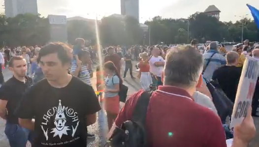 Protest în Piaţa Victoriei: Câteva sute de oameni scandează „Demisia!” VIDEO