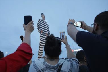 Peste o mie de oameni au manifestat în Piaţa Victoriei, sărbătorind rezultatul alegerilor şi referendumului şi condamnarea lui Liviu Dragnea. FOTO