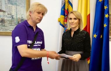 Firea s-a întâlnit cu protestatarul cu care a avut o dispută la ieşirea de la CEX al PSD