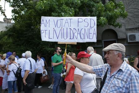 Protest la Palatul Cotroceni: Câteva zeci de persoane cer demisia preşedintelui Iohannis şi eliberarea lui Liviu Dragnea. FOTO