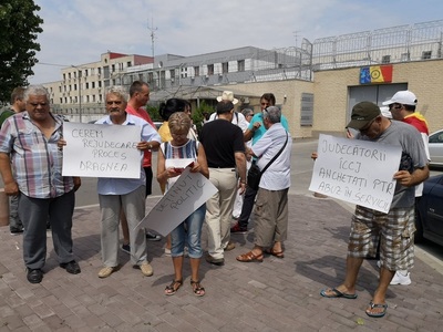 Câteva persoane protestează în faţa Penitenciarului Rahova, cerând rejudecarea procesului lui Liviu Dragnea