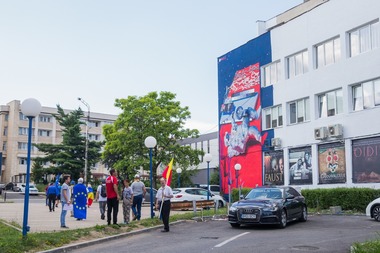 Dăncilă, aşteptată de câţiva protestatari la Sibiu; premierul i-a evitat şi a intrat în sala de şedinţă pe o intrare secundară