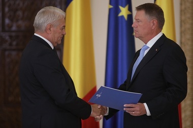 Iohannis a semnat decretele pentru numirea noilor miniştri la Externe şi Interne, care au depus jurământul în cadrul unei ceremonii foarte scurte/ USR: Numirile, dezonorante pentru preşedinte - VIDEO, FOTO