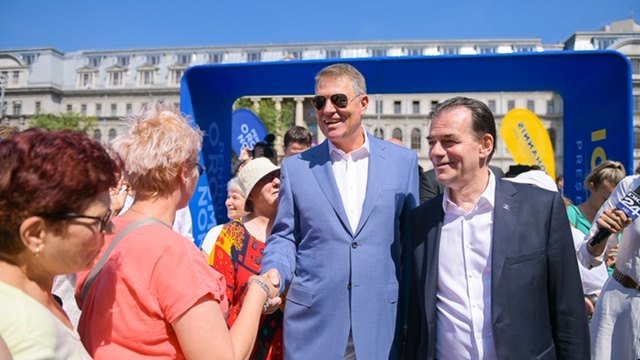 UPDATE: PNL a început strângerea de semnături pentru candidatura lui Klaus Iohannis la prezidenţiale / Preşedintele, prezent în Piaţa Universităţii: PSD a adus România aproape de eşec şi este clar aşa nu se mai poate. Trebuie să reconstruim aproape tot