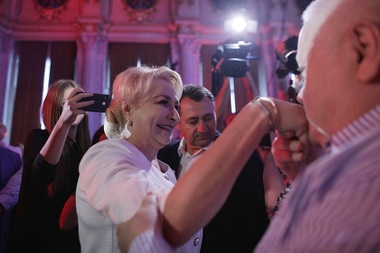 UPDATE - Congres PSD - Dăncilă: Pentru cel ce promitea lucrul bine făcut, pare că ceasul a stat de mult. Au trecut cinci ani de nimic/ Sunt mai puternică decât toţi aceşti bărbaţi care ţipă de pe margine - VIDEO, FOTO