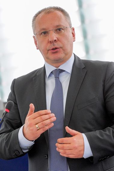 Liderul PES Serghei Stanişev, la Congresul PSD: Am crezut întotdeauna în partidul vostru. Îmi exprim admiraţia faţă de Viorica Dăncilă. Victorie pentru Viorica Dăncilă!