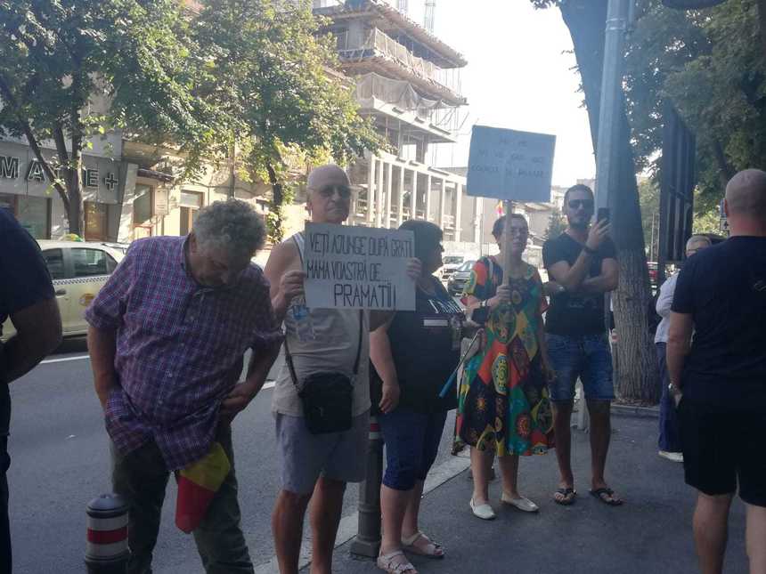 Viorica Dăncilă, întâmpinată cu proteste înainte de alegerile pentru şefia organizaţiei PSD Constanţa. Oamenii au scandat "Analfabeta", "Hoţii, hoţii". FOTO 