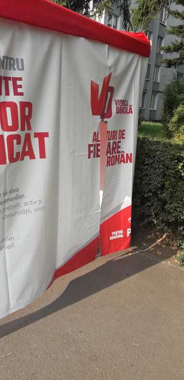 Braşov: Cortul amenajat pentru strângerea de semnături pentru candidatura Vioricăi Dăncilă a fost tăiat şi s-a încercat incendierea acestuia/ PSD anunţă că va depune plângere la Poliţie. FOTO