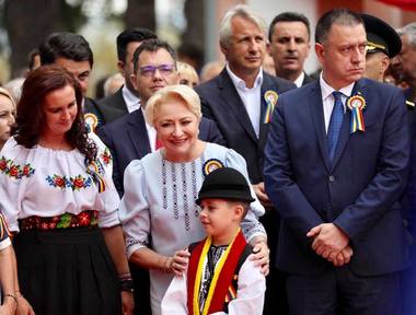 Dăncilă a participat la Serbările Naţionale de la Ţebea: Să nu uităm niciodată că doar întorcându-ne la origini şi istorie ne regăsim esenţa. FOTO
