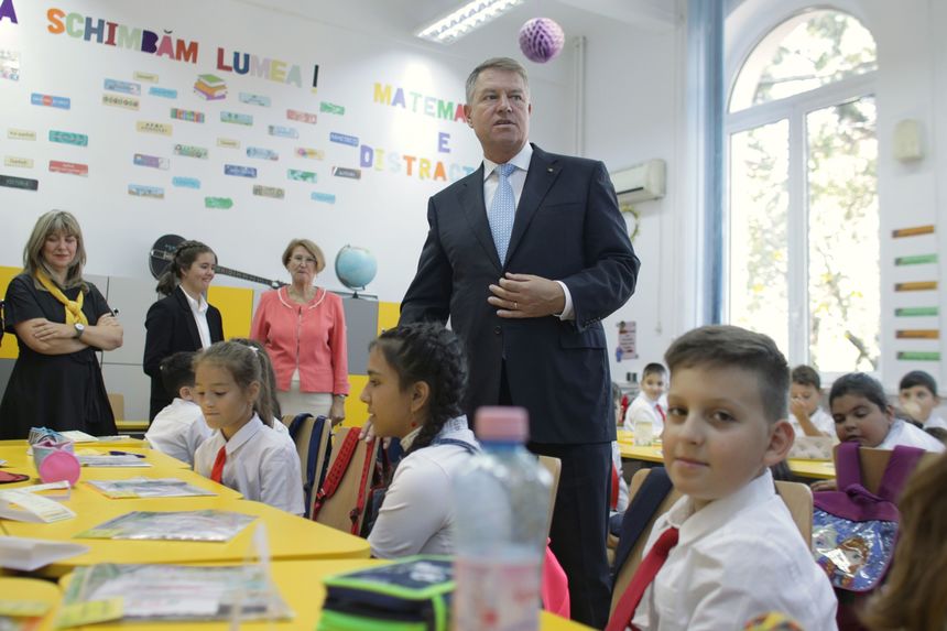 Iohannis, la deschiderea anului şcolar: Aţi văzut şi voi, dragi copii, unii politicieni se tem de şcoală! Aici, în şcoală, sunt formaţi oamenii care le taxează erorile de logică