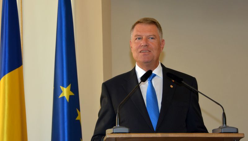 Klaus Iohannis a decorat doi foşti funcţionari europeni cu Ordinul Naţional ”Pentru Merit” în grad de Comandor