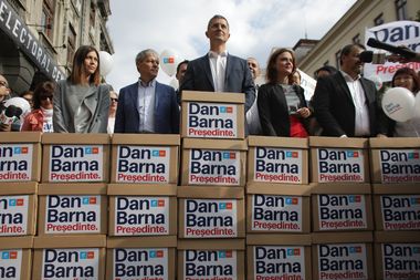 Dan Barna şi-a înregistrat candidatura la BEC: Voi fi în turul doi şi următorul preşedinte al României/ Iohannis a fost un pompier pentru momentele în care casa a luat foc şi se prăbuşea/Iohannis: Un fel de pompier atomic - VIDEO