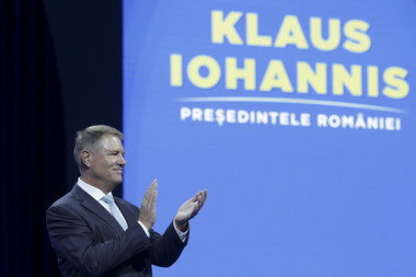 UPDATE - Iohannis, către liberalii de la Cluj care l-au aclamat: Aşa mai mere/ Şeful statului a atacat din nou PSD care ”şi-a dat cu stângul în dreptul” - VIDEO