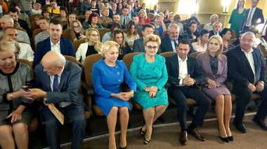 Dăncilă, întâmpinată la UPG Ploieşti de tineri contestatari. Cineva i-a strigat: ”Sfârşitul e aproape”