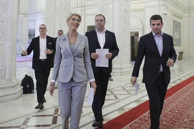 Moţiunea de cenzură a fost depusă/ Turcan: Opoziţia a reuşit să dejoace planul malefic al celor din PSD, de a citi moţiunea noaptea, ca hoţii/ Fifor: Moţiunea va fi votată sâmbătă; e un efort pentru dumneavoastră să vă aduceţi oamenii. TEXTUL moţiunii