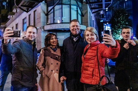 Preşedintele Iohannis a vizitat Palatul Culturii din Iaşi, unde a făcut poze cu mai mulţi localnici şi turişti. FOTO