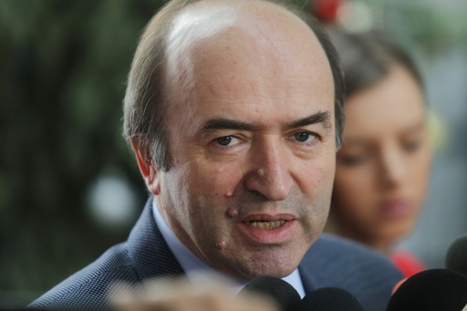 Tudorel Toader spune că nu el este iniţiatorul legii privind recursul compensatoriu şi că n-a avizat modificările votate în Parlament şi anunţă că îi dă în judecată pe Cătălin Predoiu şi Rareş Bogdan

