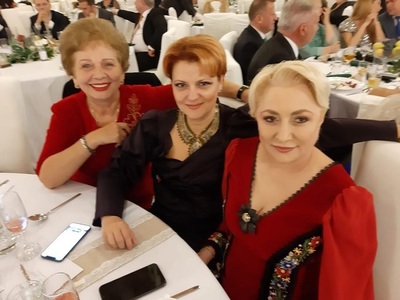 Viorica Dăncilă, Doina Pană şi Lia Olguţa Vasilescu, împreună, la nunta preşedintelui CJ Maramureş. Dăncilă, aplaudată de nuntaşi - FOTO, VIDEO