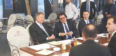 Preşedintele Klaus Iohannis, la o terasă din centrul oraşului Timişoara. FOTO