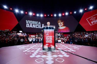 Dăncilă, către participanţii la o întrunire electorală: Nu contaţi pentru ei, sunteţi simple cifre. Ei nu înţeleg că în spatele cifrelor sunt oameni/ Spuneţi-le celor cu care veţi discuta că trebuie să ne luăm ţara înapoi