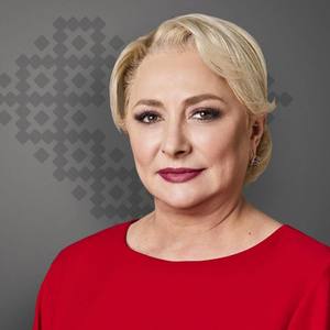 Dăncilă: Preşedintele nostru, înalt ca bradul, dar leneş, încearcă să ne convingă după cinci ani că mai merită un vot. Ne dă indicaţii de la Bruxelles, dar acolo stă ca şi ghiocelul şi îşi primeşte ordinele
