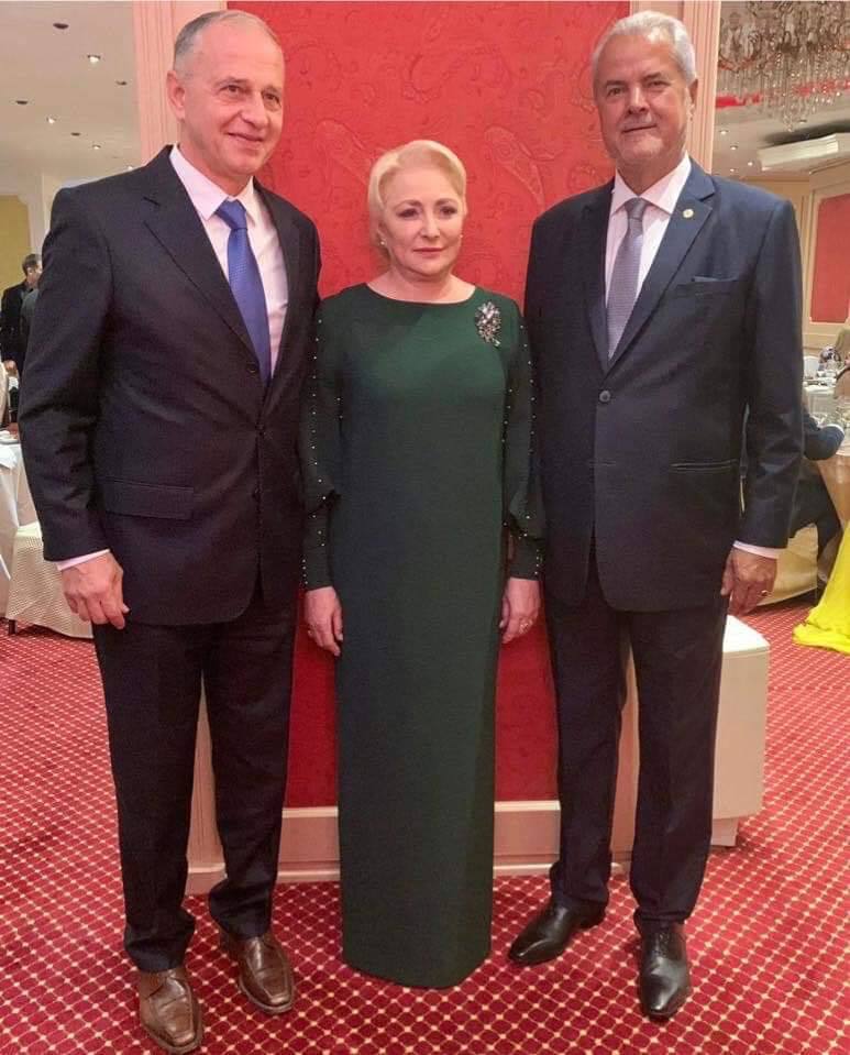 Dăncilă a postat pe Facebook o fotografie în care apare alături de Mircea Geoană şi Adrian Năstase: Oameni dragi mie, de la care am avut de învăţat în timp. Sunt oameni politici cu o experienţă inegalabilă