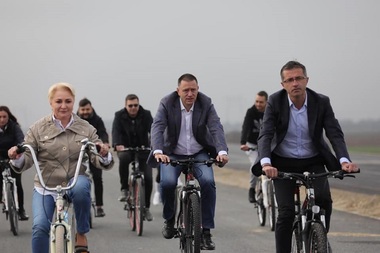 Viorica Dăncilă, pe bicicletă, în vizita la şantierul centurii Bacăului - VIDEO, FOTO