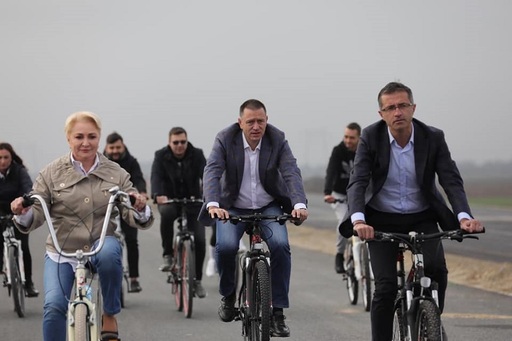 Viorica Dăncilă, pe bicicletă, în vizita la şantierul centurii Bacăului - VIDEO, FOTO