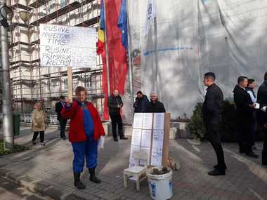 UPDATE - Dăncilă, aşteptată la Timişoara de protestatari scandând: ”Mincinoasa” şi ”Analfabeta”/ Dăncilă: Asta e România lui Iohannis, a adus ura, răzbunarea/ Dăncilă întrebată de ce nu ştie engleză: Haideţi să fim mândri că suntem români - FOTO, VIDEO