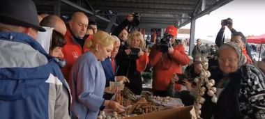 Viorica Dăncilă a cumpărat usturoi, busuioc şi mere de la Piaţa din Pâncota. Un bărbat a întrebat-o de ce până acum nu s-a aflat printre oameni