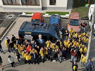 Cătălin Drulă (USR): Un microbuz cu imaginea şi sloganul lui Klaus Iohannis făcea campanie la Mogoşoaia, deşi BEC a interzis maşinile colantat cu mesaje de campanie sau cu fotografiile candidaţilor - FOTO