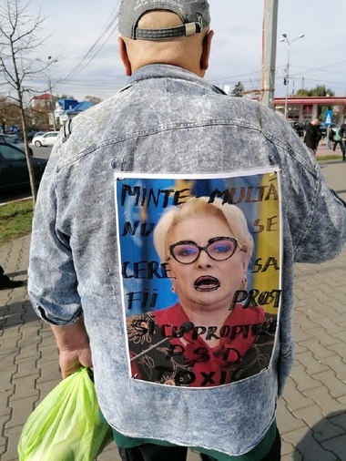 Dăncilă, la Focşani - O lumânare aprinsă pentru Iohannis, certitudinea ajungerii în turul doi la prezidenţiale, cumpărături în piaţă, încurajări, dar şi apostrofări de la localnici: ”Aţi dus ţara de râpă!”. Unul dintre ei a ales o formă de protest inedită - FOTO