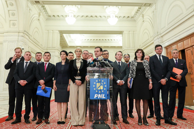 BREAKING NEWS: Guvernul Orban a trecut de Parlament cu 240 de voturi ”pentru” - Orban: Vă mulţumesc şi aveţi încredere în noi/ Ce spune Orban despre nominalizarea comisarului european/ Noii miniştri depun jurământul la ora 19:00 - VIDEO