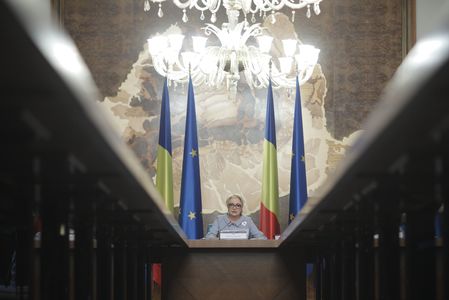 Dăncilă: După ce ne-au prezentat un program de guvernare improvizat, fără vreo legătură cu priorităţile românilor, Iohannis şi PNL insistă să instaleze la Palatul Victoria această echipă improvizată