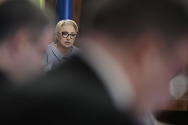 Dăncilă: Discutăm creşterea salariului minim începând de anul viitor la 2.262 de lei 