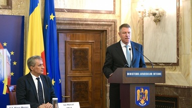 Iohannis, la MAI: Diletanţi pesedişti au vrut să pună mâna pe toate marile sisteme din România. / Acele trei guverne eşuate pesediste au încercat constant să îşi înşurubeze prietenii, neamurile, în cele mai importante poziţii din stat - VIDEO
