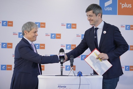 Dan Barna şi Dacian Cioloş, în Bucureşti, la ultimul miting electoral al Alianţei USR-PLUS înaintea alegerilor prezidenţiale. VIDEO