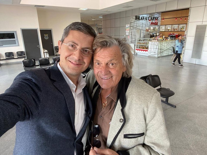 Barna scrie pe Facebook despre întâlnirea cu Florin Piersic în Aeroportul Cluj-Napoca: Am ieşit din logica de campanie, am din nou ocazia să mă bucur fără grijă de întâmplările simpatice. I-am cerut un autograf pe agendă - FOTO