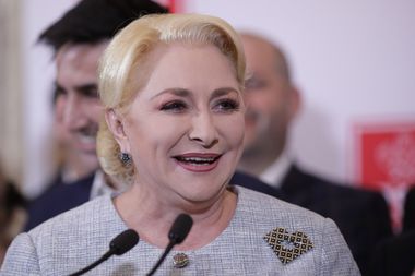 Dăncilă, întrebată dacă va merge la dezbaterea anunţată de preşedintele Iohannis: Iau în calcul ambele variante; nu mă vedeţi pe mine îmbrâncindu-mă