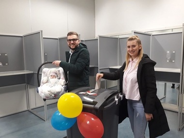 Alegeri prezidenţiale 2019 - Pubele decorate cu baloane tricolore, folosite pe post de urne la secţii de vot din Olanda/ Explicaţia ambasadorului: Nu sunt pubele. Toate primăriile din Olanda folosesc astfel de dispozitive ca urne - FOTO