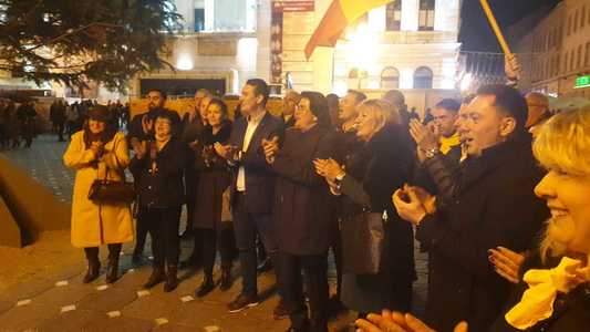 Alegeri prezidenţiale 2019 - Liberalii din Timişoara au sărbătorit în stradă rezultatul votului