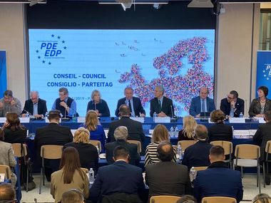 Victor Ponta, ales vicepreşedinte al Partidului Democrat European