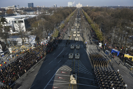 Parada Militară de Ziua Naţională s-a încheiat, fără incidente; preşedintele Klaus Iohannis a dat mâna cu mai mulţi spectatori şi le-a urat ”La mulţi ani” / Ceremonie militară la Alba Iulia, în prezenţa premierului Orban - FOTO/ VIDEO