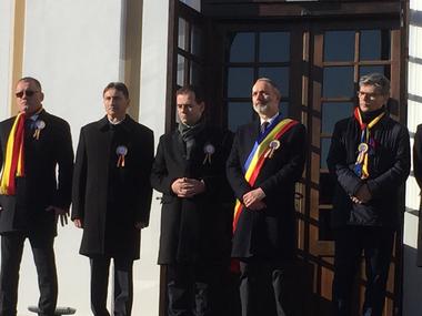 Ludovic Orban i-a dat cartea sa de vizită unui bărbat care l-a abordat la Alba Iulia, cerându-i să facă ce a promis