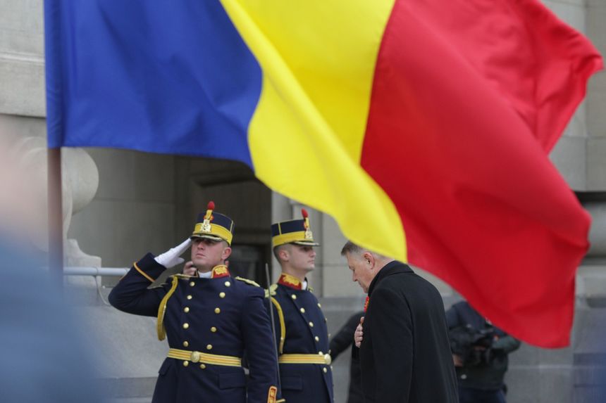 Parada Militară de Ziua Naţională s-a încheiat; preşedintele Klaus Iohannis a dat mâna cu mai mulţi spectatori şi le-a urat ”La mulţi ani”